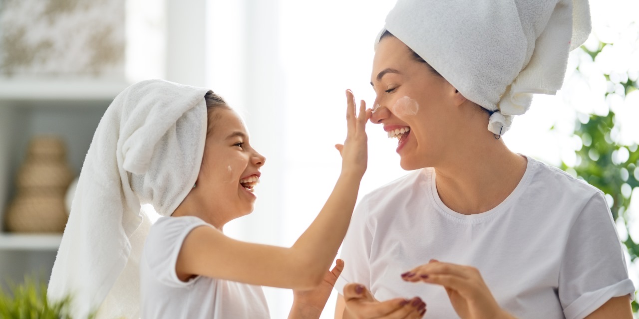Routine beauté express : les essentiels naturels pour les mamans actives