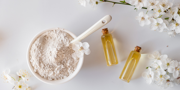 Routine DIY pour peau sensible : masque apaisant à l’hydrolat de fleur d’oranger et à l’argile jaune pour un teint plus calme 
