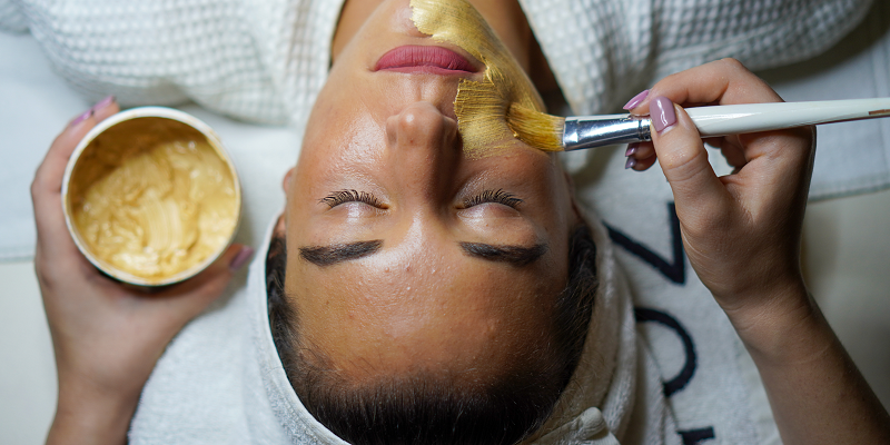 Routine DIY pour peau sensible : masque apaisant à l’hydrolat de fleur d’oranger et à l’argile jaune pour un teint plus calme 
